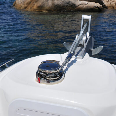 Lewmar V700 Vertical Windlass 12v + Remote - Image